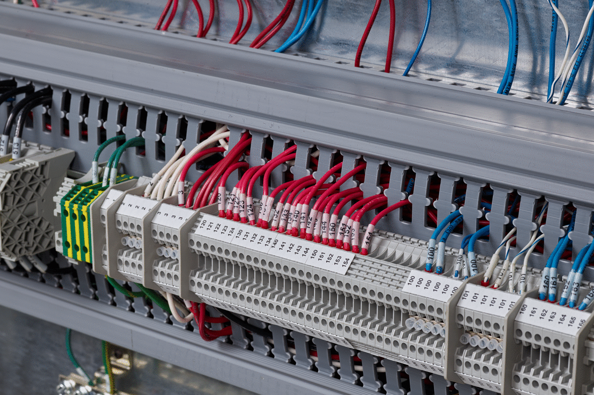 Electrical wiring in a rack cabinet