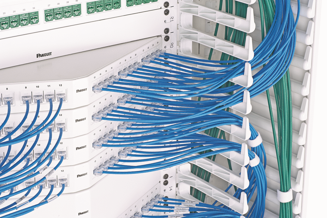 Patch panel kątowy, organizacja okablowania w szafie r